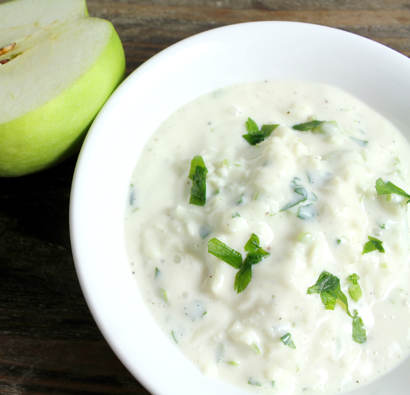 Frisk yoghurtdressing med revet eple Veganmisjonen